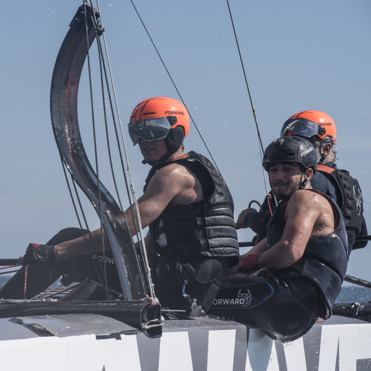 Entrainement sportif sur le catamaran volant de 26 pieds, « Zizi to Fly »  avec Yvan Bourgnon , Mathis Bourgnon et ses equipiers a La Trinite-sur-Mer. Photographie de Julie Nedelec Andrade / Hans Lucas
Sports training on the 26-foot flying catamaran, "Zizi to Fly" with Yvan Bourgnon, Mathis Bourgnon and his teammates at La Trinite -sur-Mer. Photography by Julie Nedelec Andrade / Hans Lucas