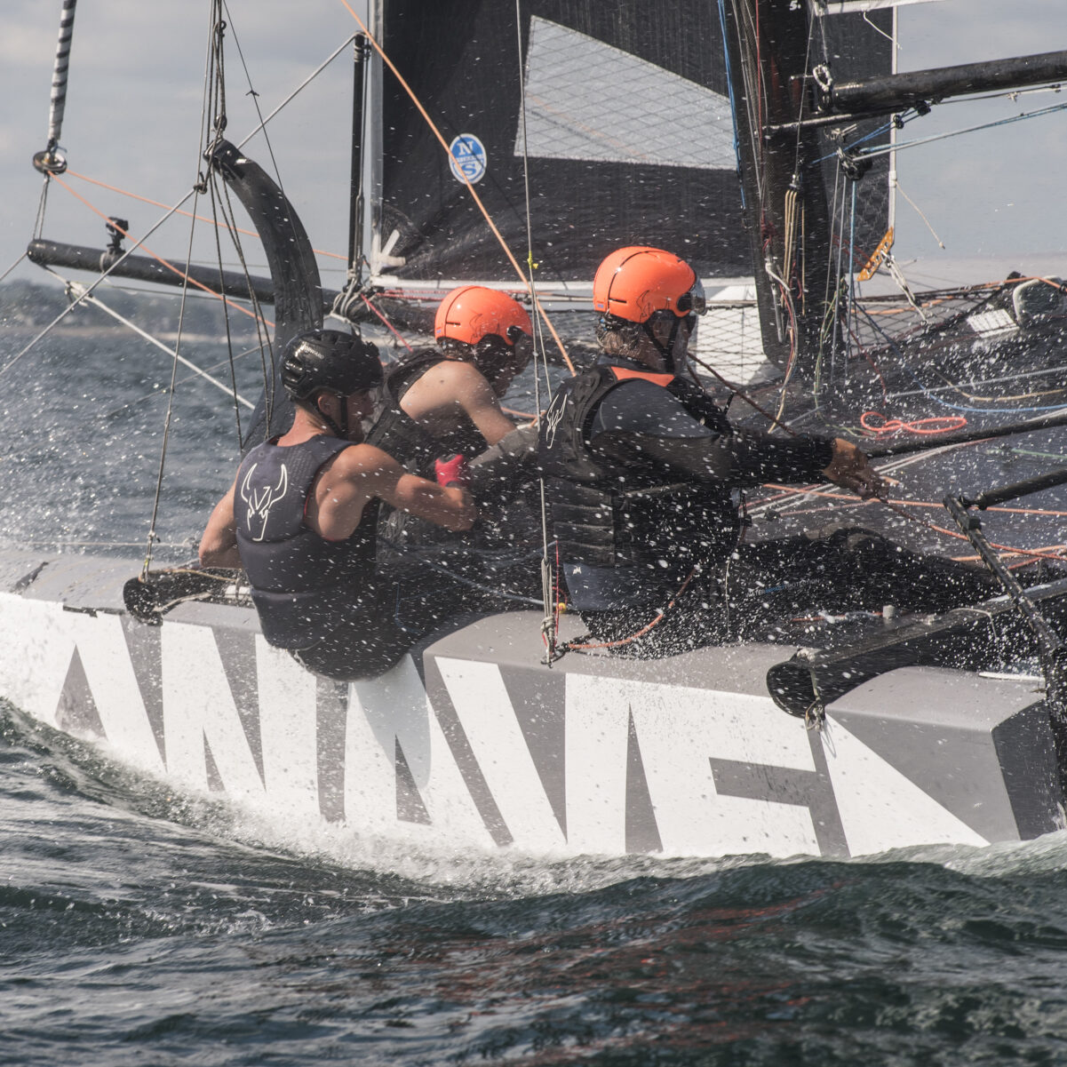 Entrainement sportif sur le catamaran volant de 26 pieds, « Zizi to Fly »  avec Yvan Bourgnon , Mathis Bourgnon et ses equipiers a La Trinite-sur-Mer. Photographie de Julie Nedelec Andrade / Hans Lucas
Sports training on the 26-foot flying catamaran, "Zizi to Fly" with Yvan Bourgnon, Mathis Bourgnon and his teammates at La Trinite -sur-Mer. Photography by Julie Nedelec Andrade / Hans Lucas