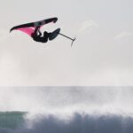 Balneario session 🦋…..#wingfoil #winfoiling #tarifa #balneario #ocean #waves @nicole.tarifa